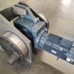 垂直安裝做往復(fù)運動的回轉(zhuǎn)驅(qū)動系統(tǒng)總成